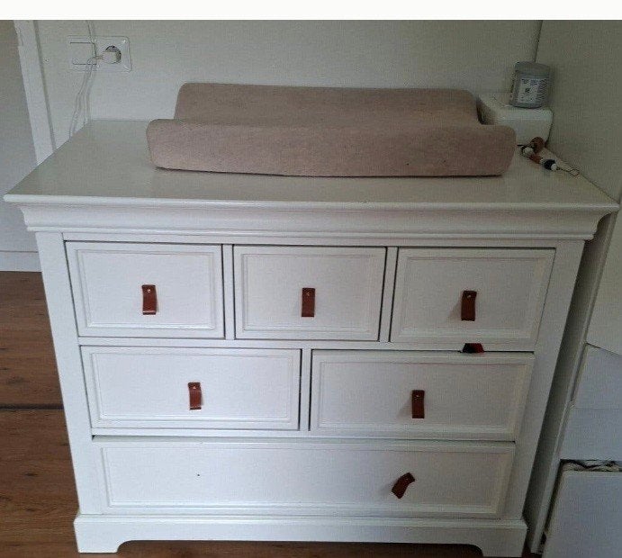 Witte Commode met Leren Handgrepen, Ophalen, Gebruikt, 50 tot 70 cm, 75 tot 100 cm