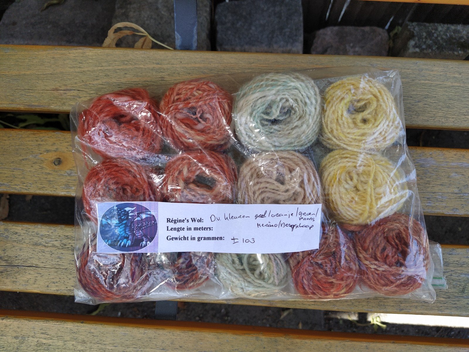 zelfgesponnen bolletjes wol (Merino/bergschaap) €10 p.zakje, Ophalen of Verzenden, Nieuw, Breien of Haken, Wol of Garen