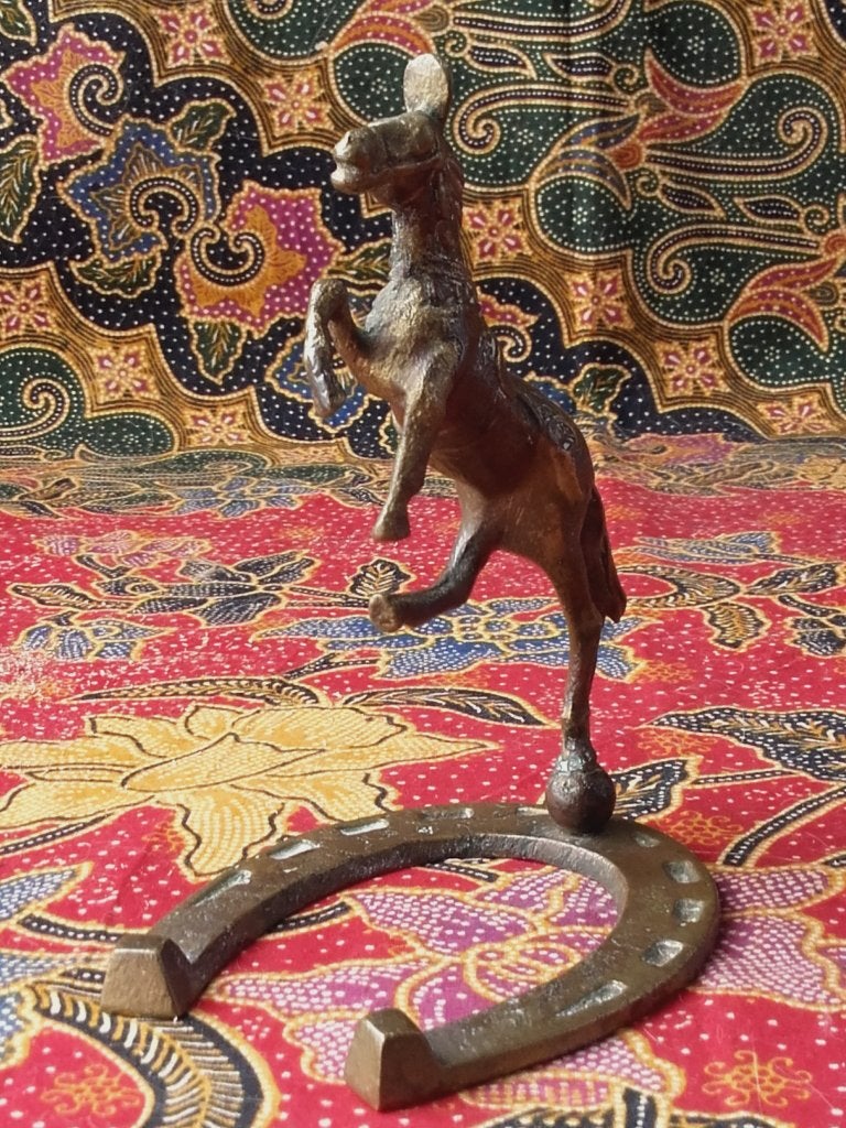 Mooi oud beeldje uit Engeland van paard op hoefijzer 13,8 cm, Ophalen of Verzenden, Brons