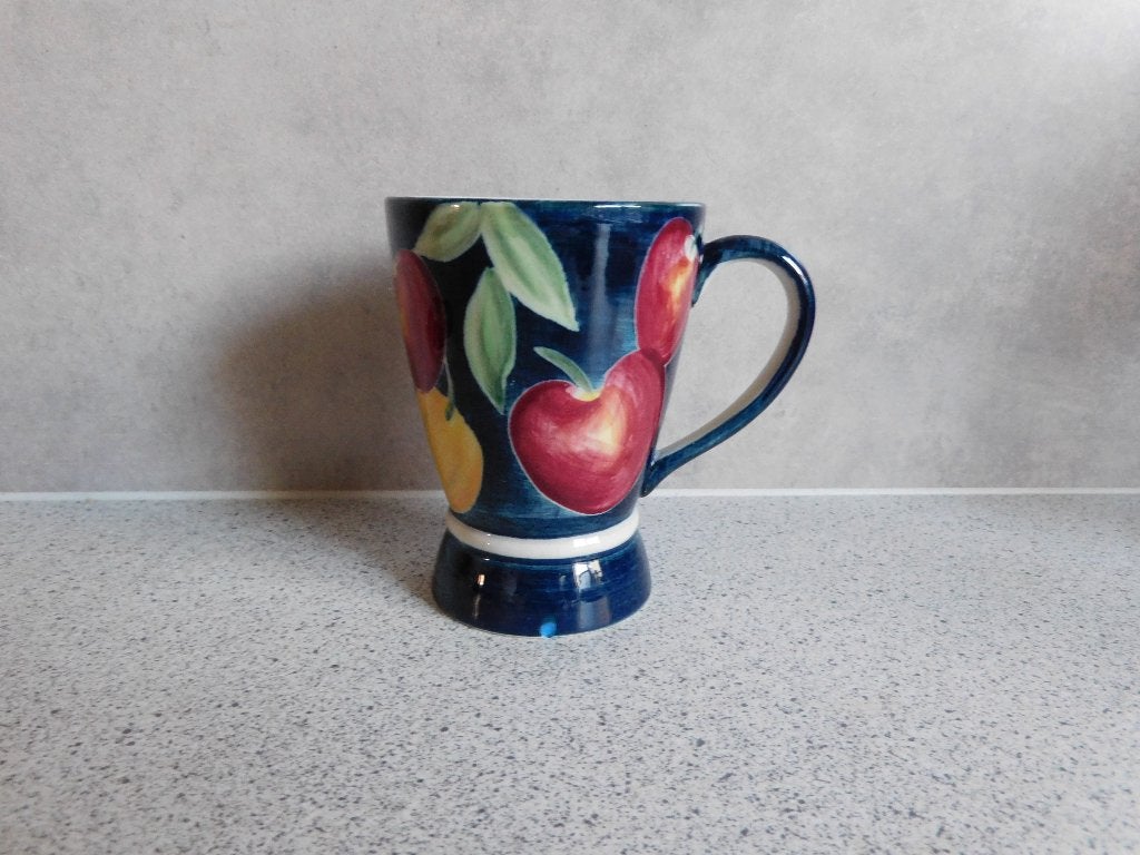 Mok 11 cm. Rode Appel en Citroen Vic's Handpainted, Huis en Inrichting, Keuken | Servies, Overige merken, Zo goed als nieuw, Overige stijlen