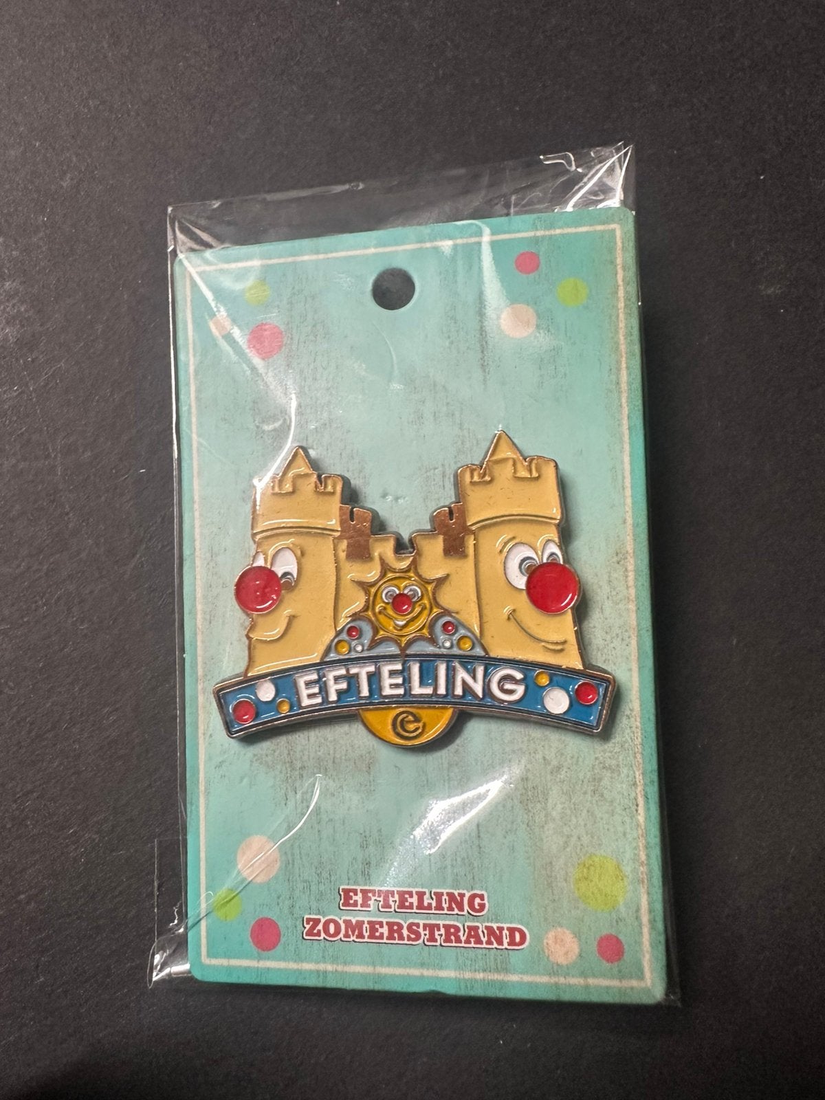 Efteling pin zomerstrand 2024, Verzamelen, Efteling, Ophalen of Verzenden, Zo goed als nieuw, Button of Speldje