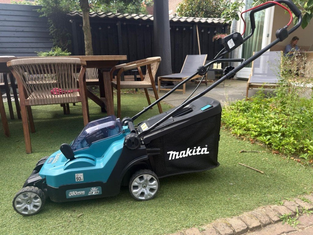 Makita DLM382 36V Accu Grasmaaier | slechts 10x gebuikt, Cirkelmaaier, Accu-grasmaaier, Ophalen of Verzenden, Zo goed als nieuw