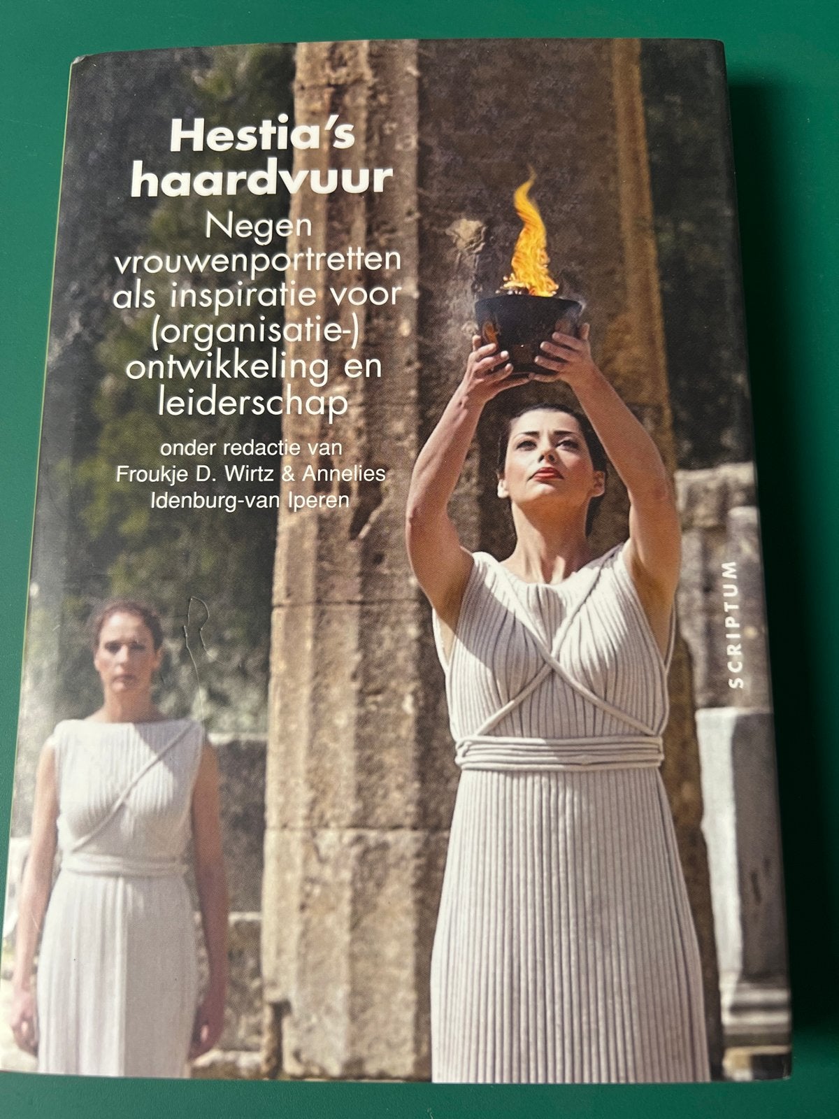 Hestia's Haardvuur: Negen Vrouwenportretten, Ophalen of Verzenden, Zo goed als nieuw