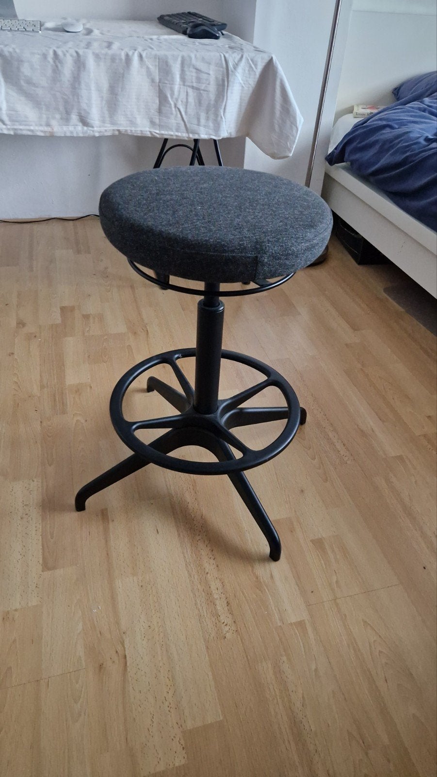 Ergonomische zit/sta kruk van Ikea (Lidkullen), Huis en Inrichting, Ophalen, In hoogte verstelbaar, Zo goed als nieuw