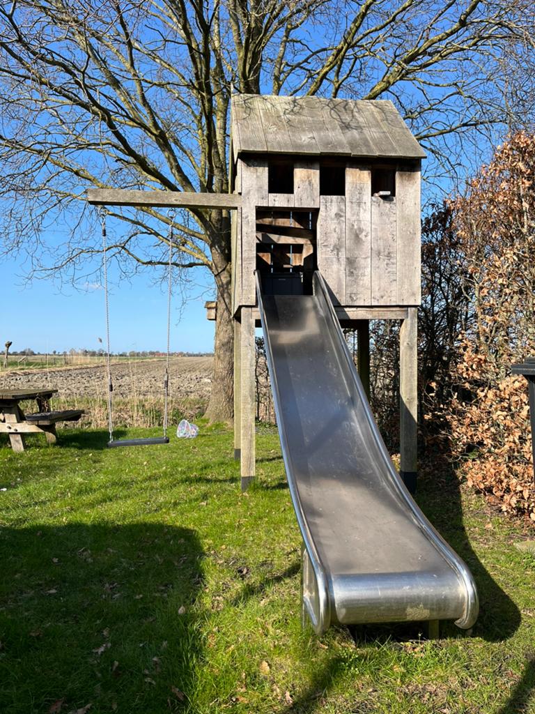 Houten speelhuisje met RVS glijbaan en schommel, Kinderen en Baby's, Speelgoed | Buiten | Speeltoestellen, Ophalen, Gebruikt, Schommel