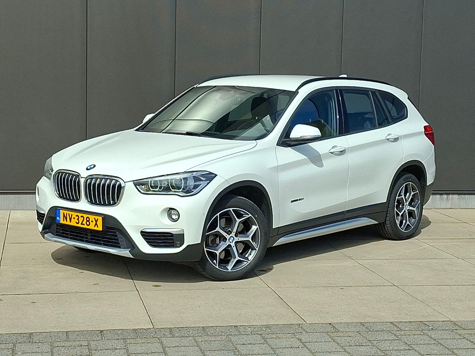 BMW X1 2.0 Sdrive 20I 2017 NAV/PDC/AUTOMAAT/TREKHAAK/LMV, 1998 cc, 1800 kg, Wit, Origineel Nederlands
