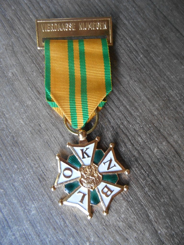 Medaille Vierdaagse Nijmegen voor 10 keer lopen adv 2, Ophalen of Verzenden, Landmacht, Nederland, Lintje, Medaille of Wings