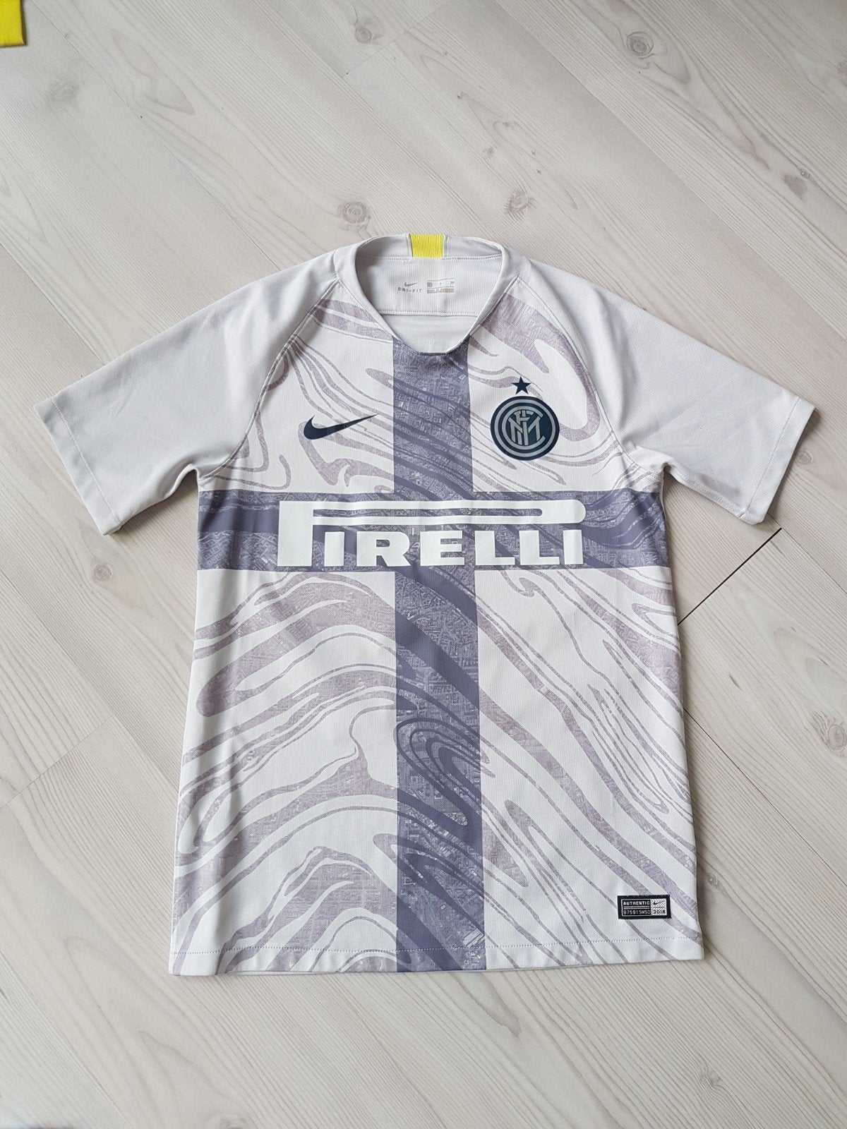 Inter Milan voetbalshirt in size small/med, Sport en Fitness, Voetbal, Ophalen of Verzenden, Zo goed als nieuw, Shirt