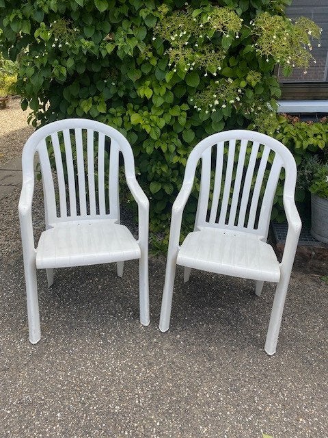 2 witte tuinstoelen, Ophalen, Gebruikt, Kunststof