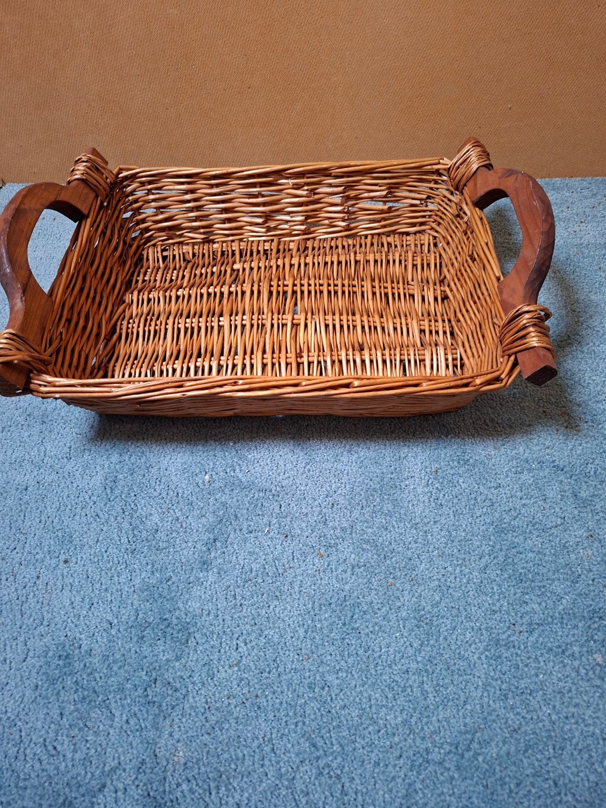 Rieten dienblad met houten handvatten - 46x34x10 cm, Gevlochten, Natuurlijk materiaal, Ophalen of Verzenden, Zo goed als nieuw