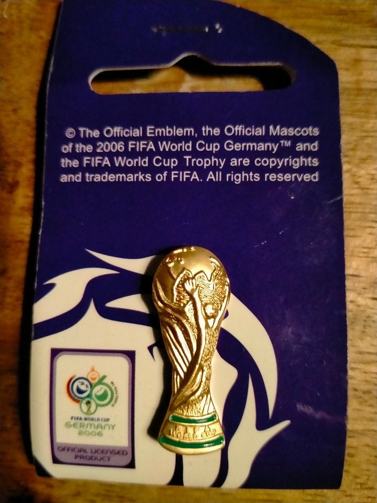 WK voetbal World Cup Duitsland logo beker pin Germany 2006, Verzamelen, Speldjes, Pins en Buttons, Zo goed als nieuw, Sport, Verzenden