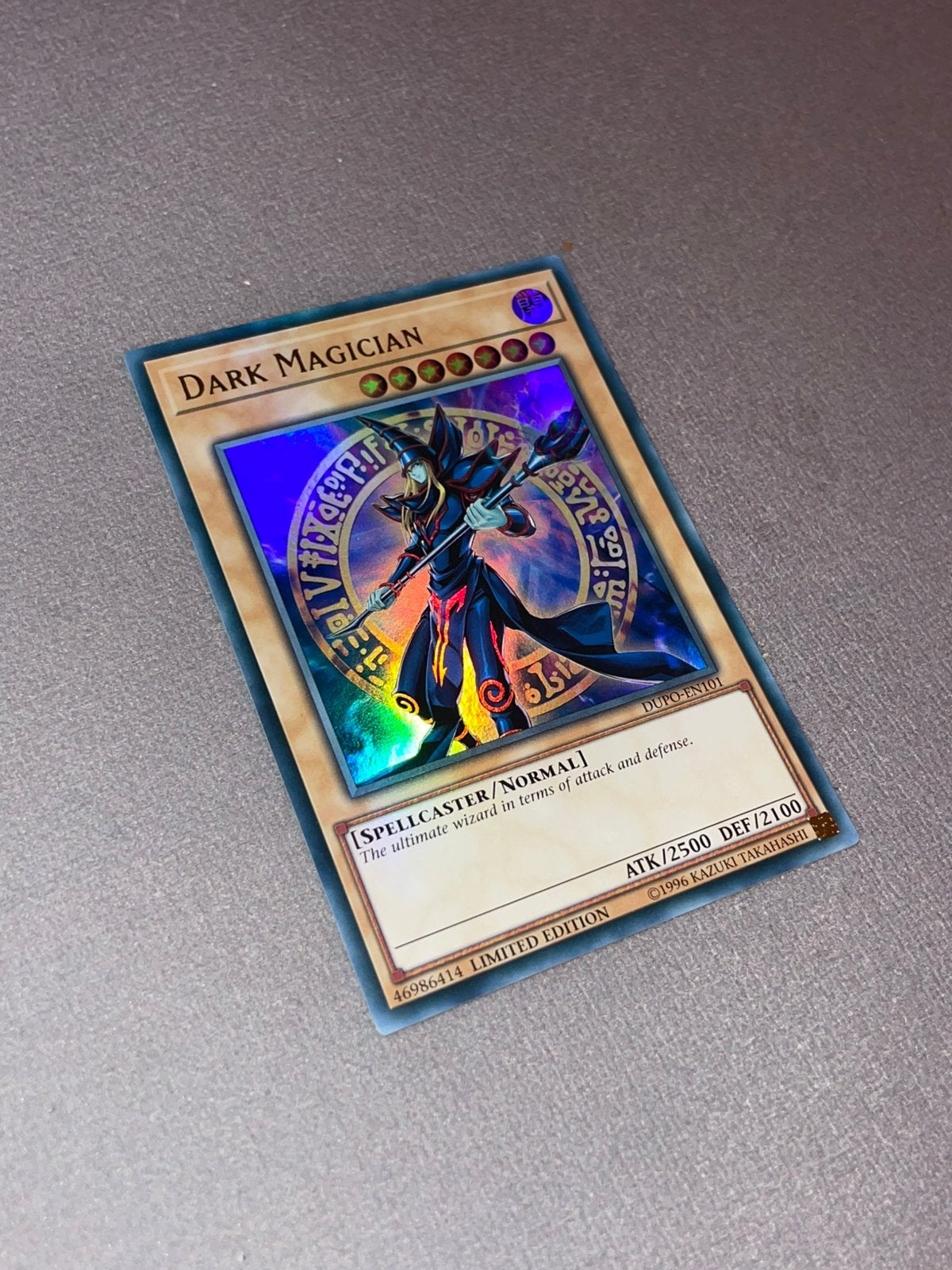 Yu-Gi-Oh! Dark Magician DUPO-EN101 Limited Edition, Hobby en Vrije tijd, Verzamelkaartspellen | Yu-gi-Oh!, Nieuw, Losse kaart