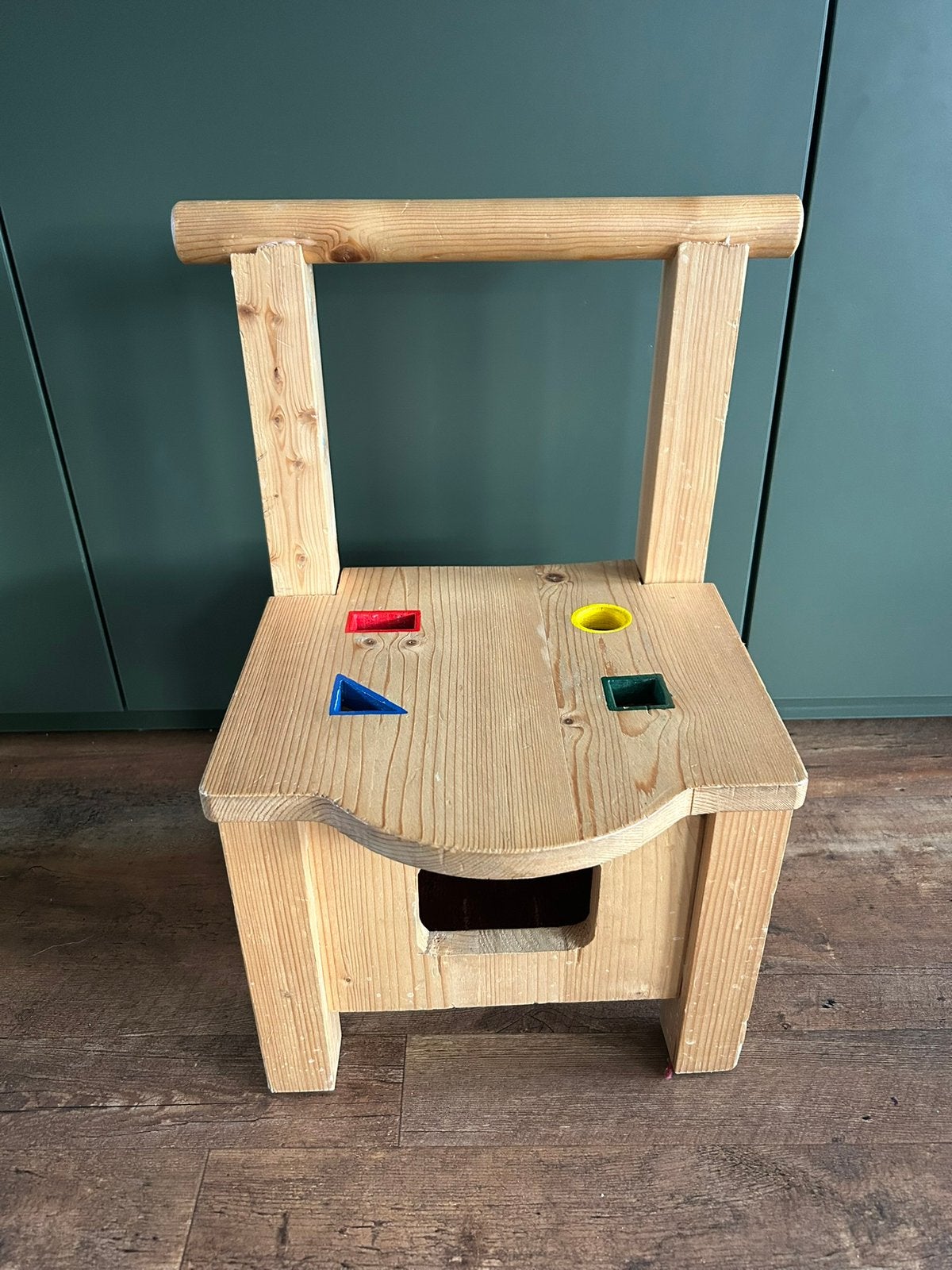 Handgemaakt houten stoel voor peuter inclusief vormenstoof, Kinderen en Baby's, Kinderkamer | Tafels en Stoelen, Ophalen, Zo goed als nieuw