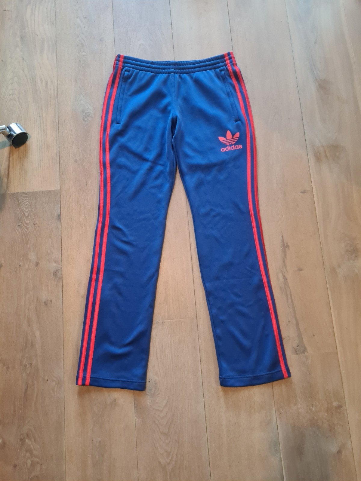Adidas trainingsbroek blauw met rode strepen, Ophalen of Verzenden, Zo goed als nieuw, Blauw