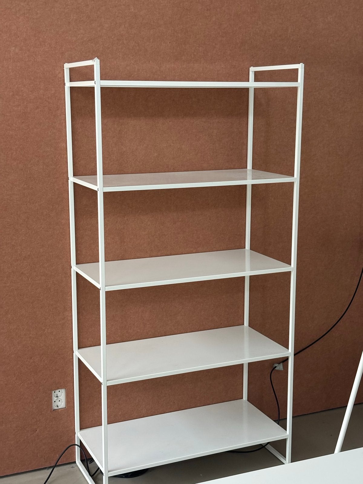 Witte metalen stellingkast Ikea Jonaxel met 5 planken, Ophalen, Met plank(en), 50 tot 100 cm, Zo goed als nieuw