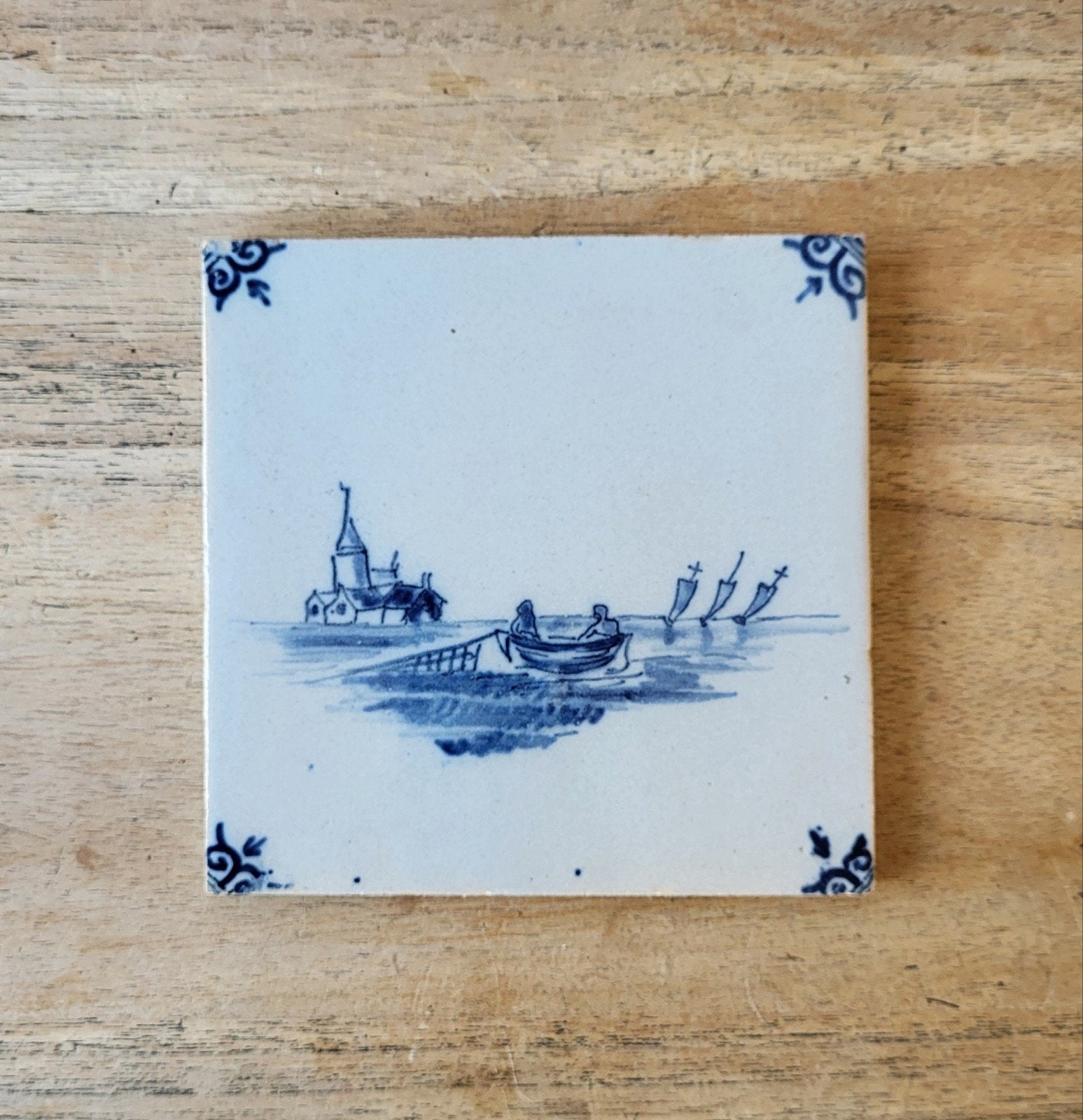 Oude blauwwitte tegel - vissers in roeiboot, Ophalen of Verzenden