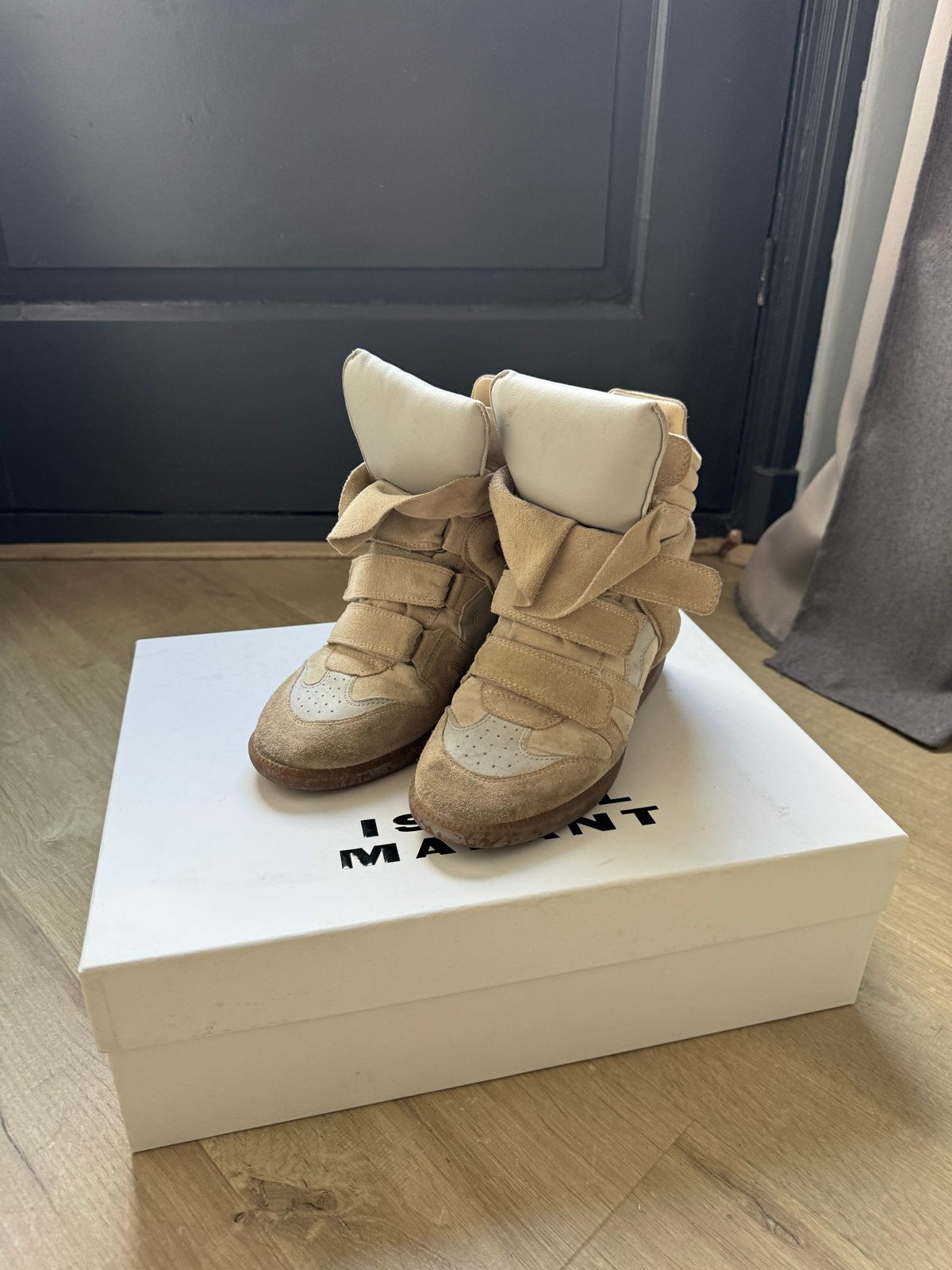 Isabel Marant Beige Sneakers - Zo goed als nieuw, Ophalen of Verzenden, Zo goed als nieuw, Beige, Sneakers of Gympen