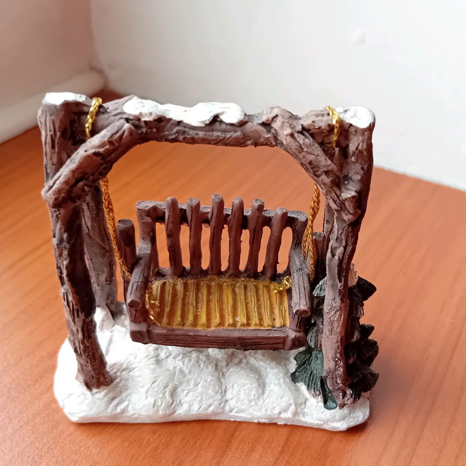 Kerstfiguur schommelbank voor Kerstdorp, Ophalen of Verzenden