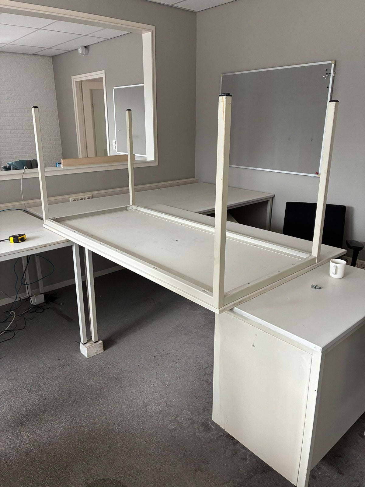 Wit bureau met metalen onderstel, Huis en Inrichting, Bureaus, Ophalen, Gebruikt, Metaal, Overige merken