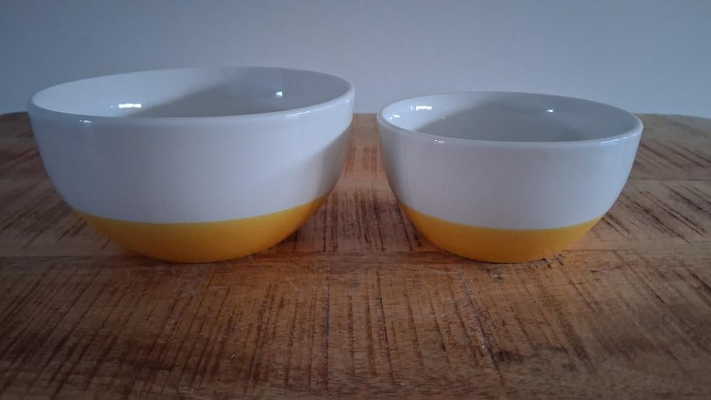 2 porseleinen schaaltjes wit geel € 5, Huis en Inrichting, Keuken | Servies, Zo goed als nieuw, Schaal of Schalen, Overige stijlen