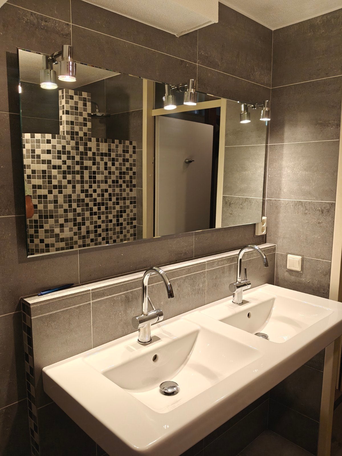 Dubbele wastafel Villeroy & Boch met kranen en spiegel, Ophalen, Gebruikt, Chroom, Wastafel