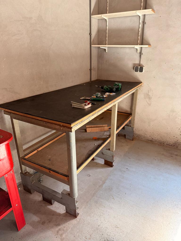 Robuuste werkbank met rubberen blad en opbergplank, Ophalen, Gebruikt, 70 tot 120 cm