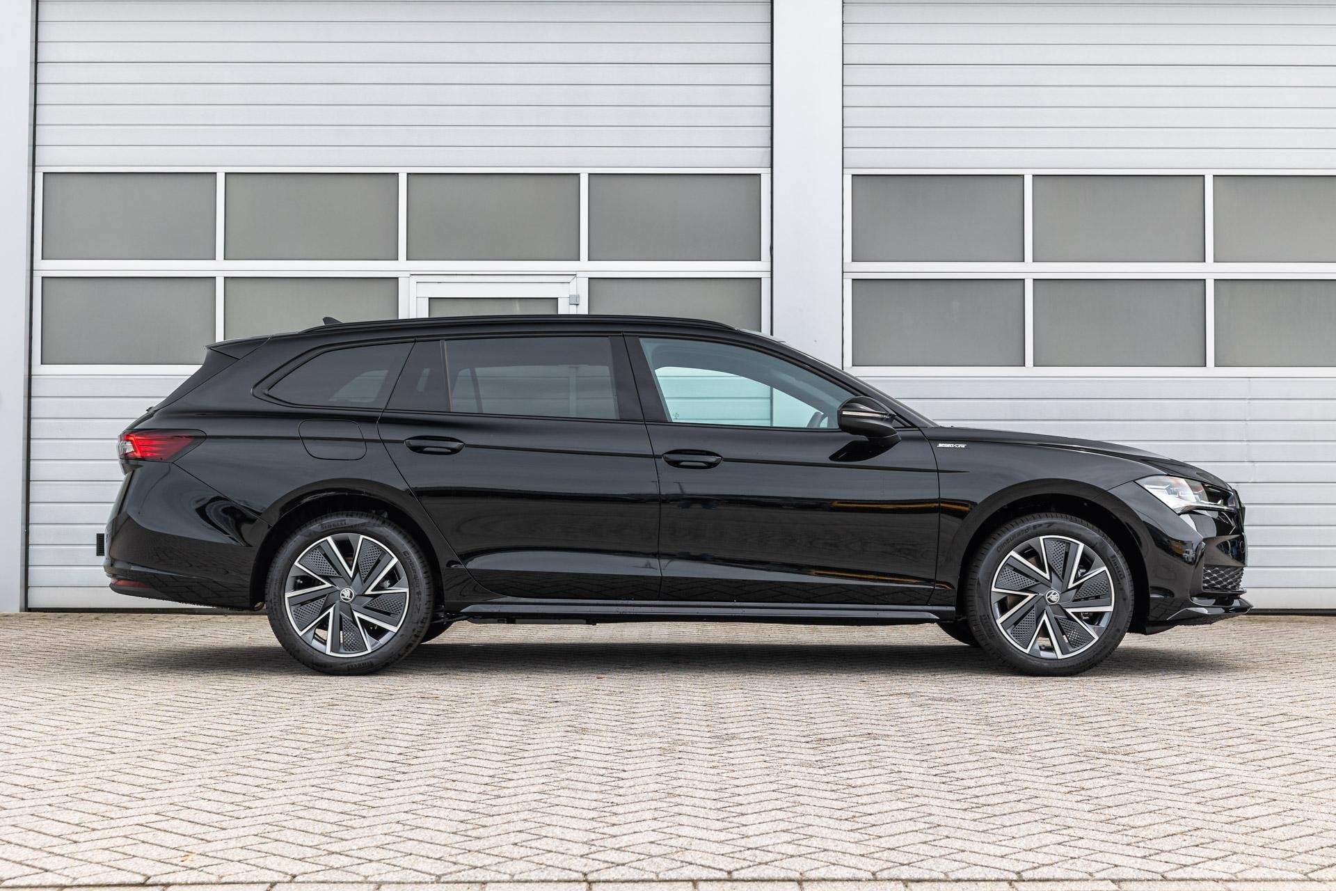 Skoda Superb Combi 1.5 TSI 204pk PHEV Sportline Business | W, Auto's, 12 maanden, 1498 cc, 4 cilinders, Nieuw
