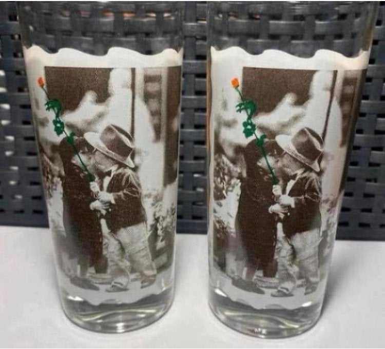 2 Longdrink glazen met jongen en meisje en rode roos. H14 cm, Ophalen of Verzenden, Zo goed als nieuw, Frisdrankglas