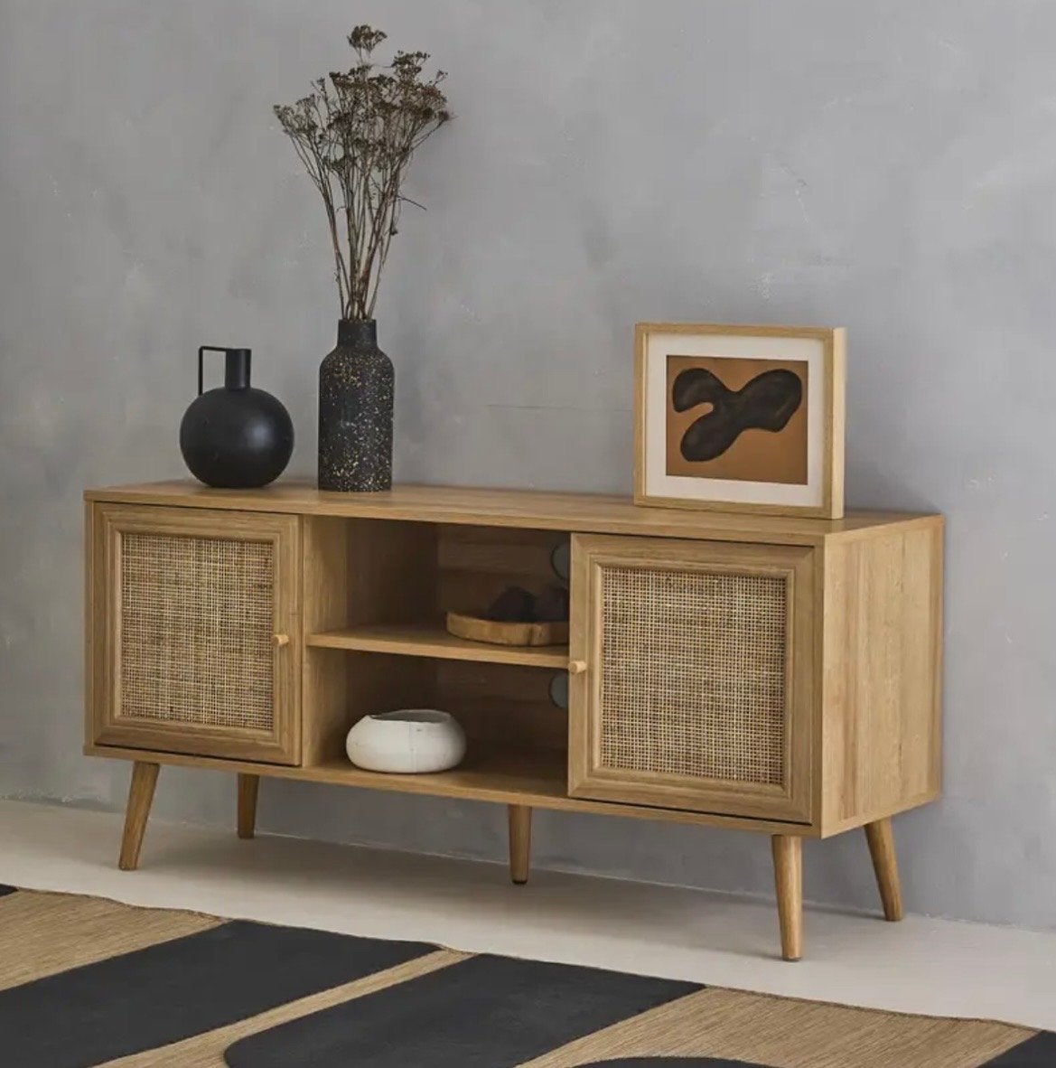 Houtkleurige tv-meubel met rotan deurtjes, Ophalen, 100 tot 150 cm, Zo goed als nieuw, Minder dan 100 cm