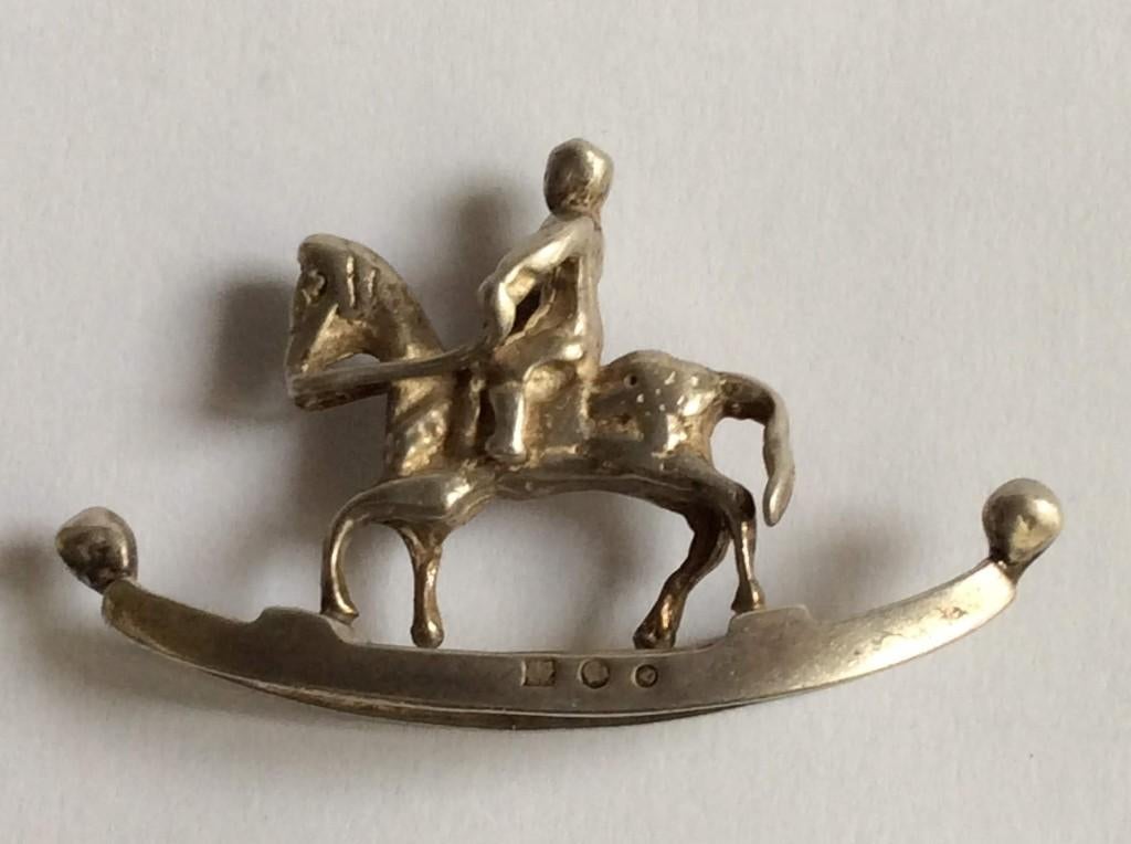 Zilveren miniatuur jongen op hobbelpaard, Van Kempen Begeer, Antiek en Kunst, Antiek | Goud en Zilver, Verzenden, Zilver