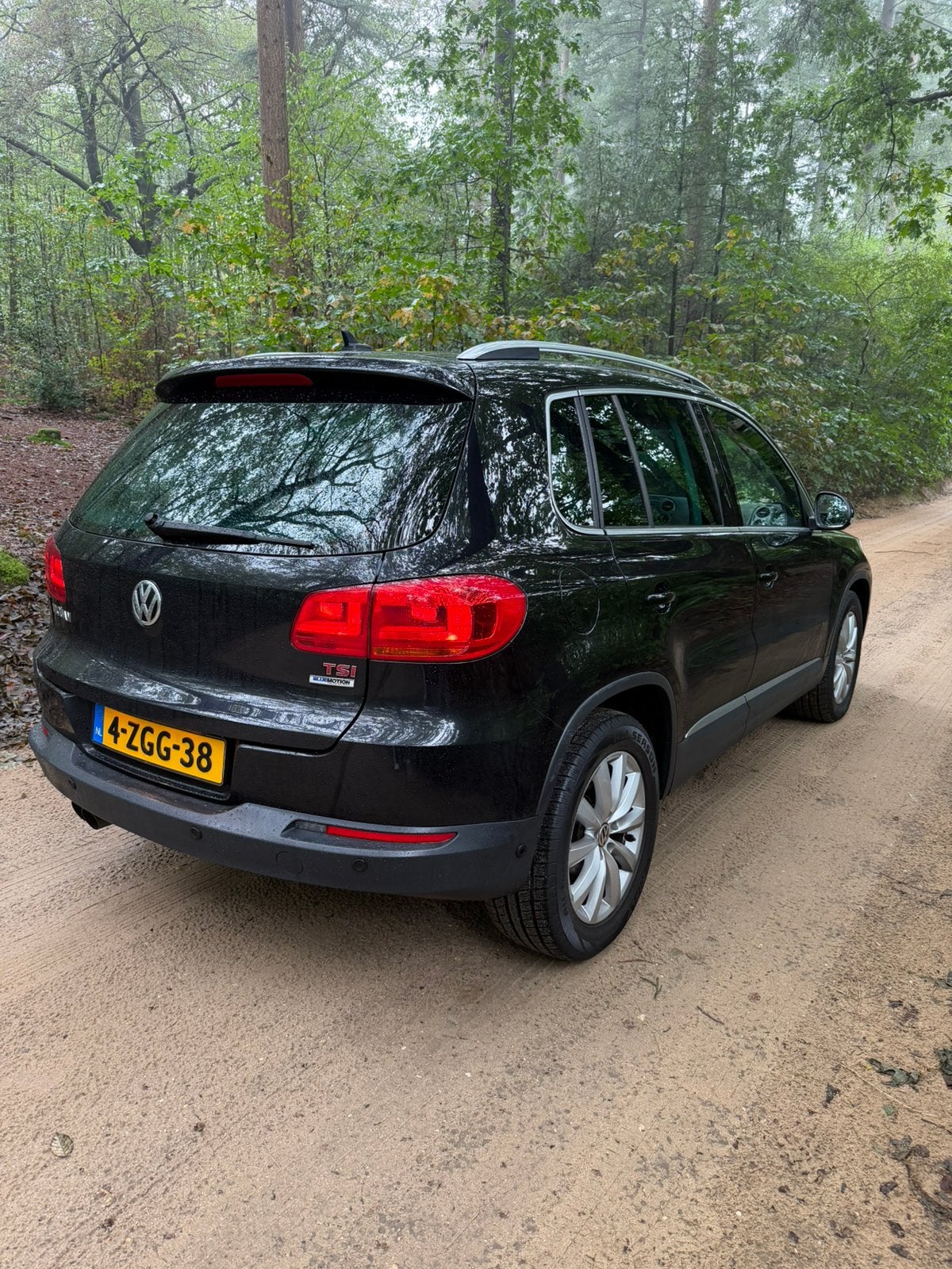 Volkswagen Tiguan 1.4 TSI 160PK 2015 Trekhaak NL-AUTO!, Auto's, Voorwielaandrijving, 15 km/l, 1800 kg, Zwart