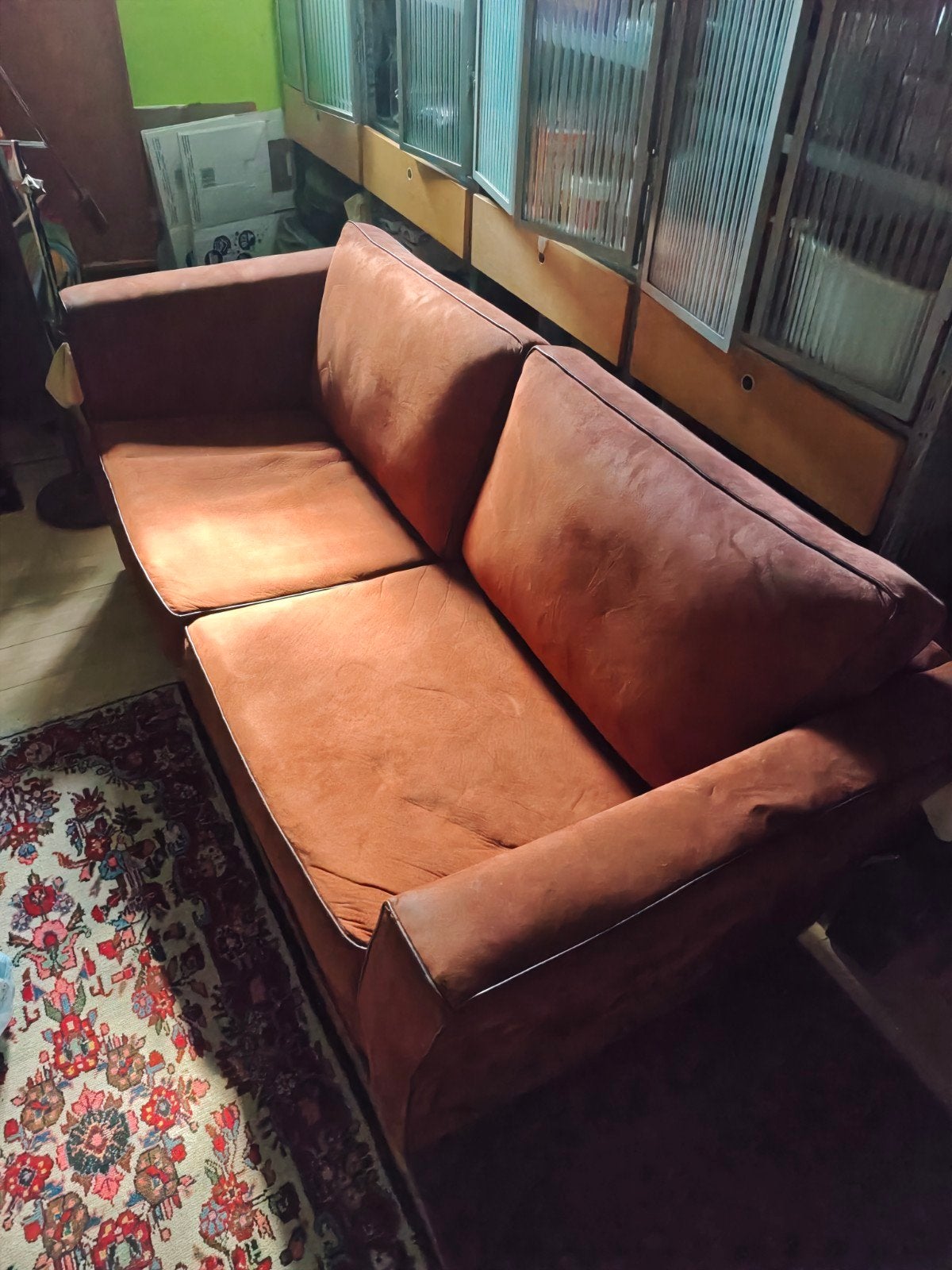 Gratis. Comfortabele  3-zits bank in warme terracotta kleur, Ophalen, Gebruikt, Driepersoons, 75 tot 100 cm
