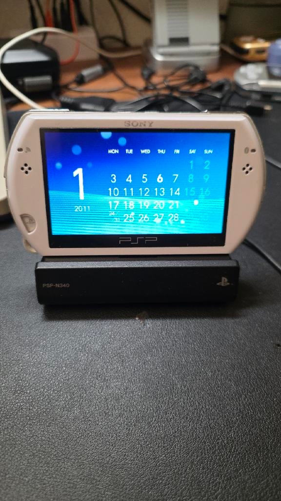 Witte PSP Go met 16 GB + 8 gb hoes en lader, krasvrij scherm, Spelcomputers en Games, Ophalen of Verzenden, Gebruikt, Wit, PSP Go