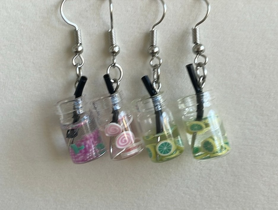 2 handgemaakte oorbellen glaasjes limonade, Overige materialen, Hangers, Overige kleuren, Verzenden