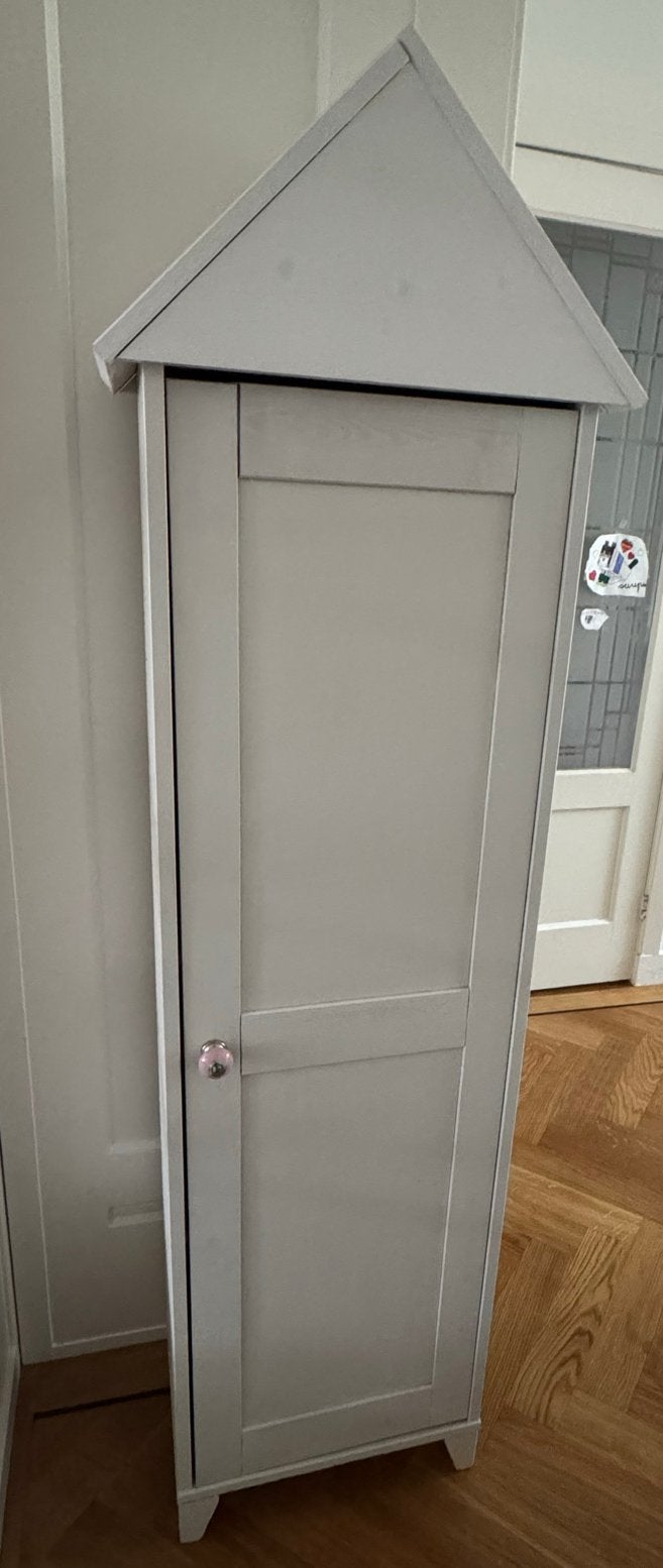 Leuke smalle kast met puntdakje - ideaal voor kinderkamer, Huis en Inrichting, Minder dan 50 cm, Gebruikt, Ophalen of Verzenden