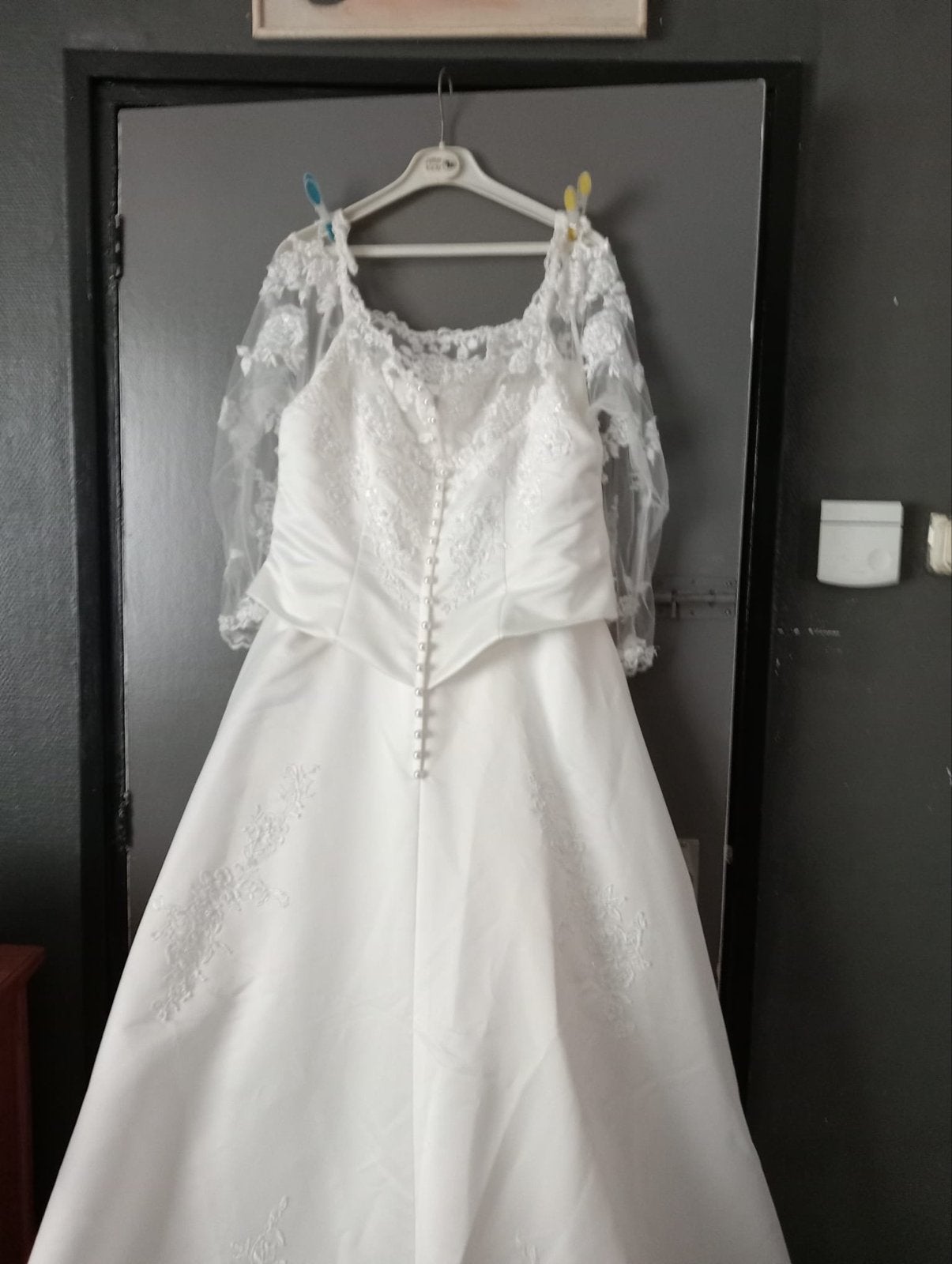 Elegante trouwjurk met kanten mouwen en sleep, Ophalen, Gedragen, Wit, Trouwjurk