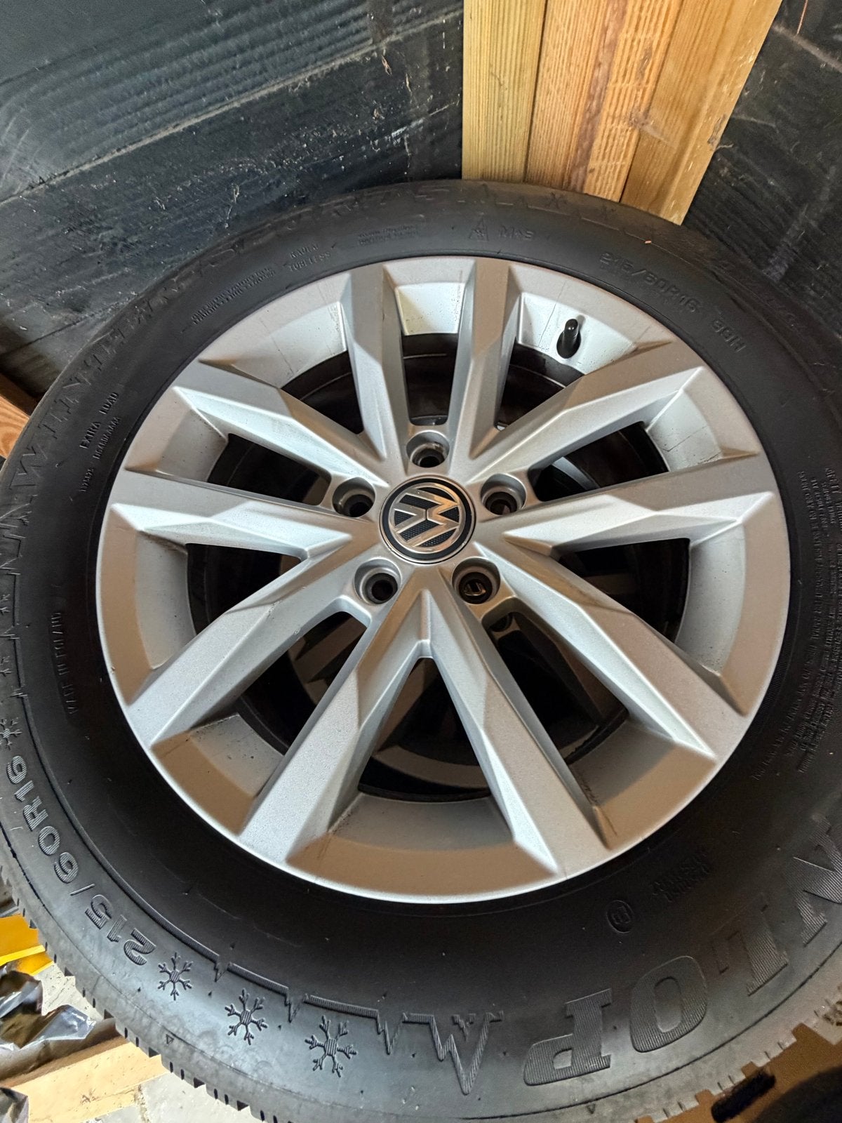 Originele VW velgen met winterbanden 5x112 57.1, 16 inch, Banden en Velgen, Personenwagen, Gebruikt