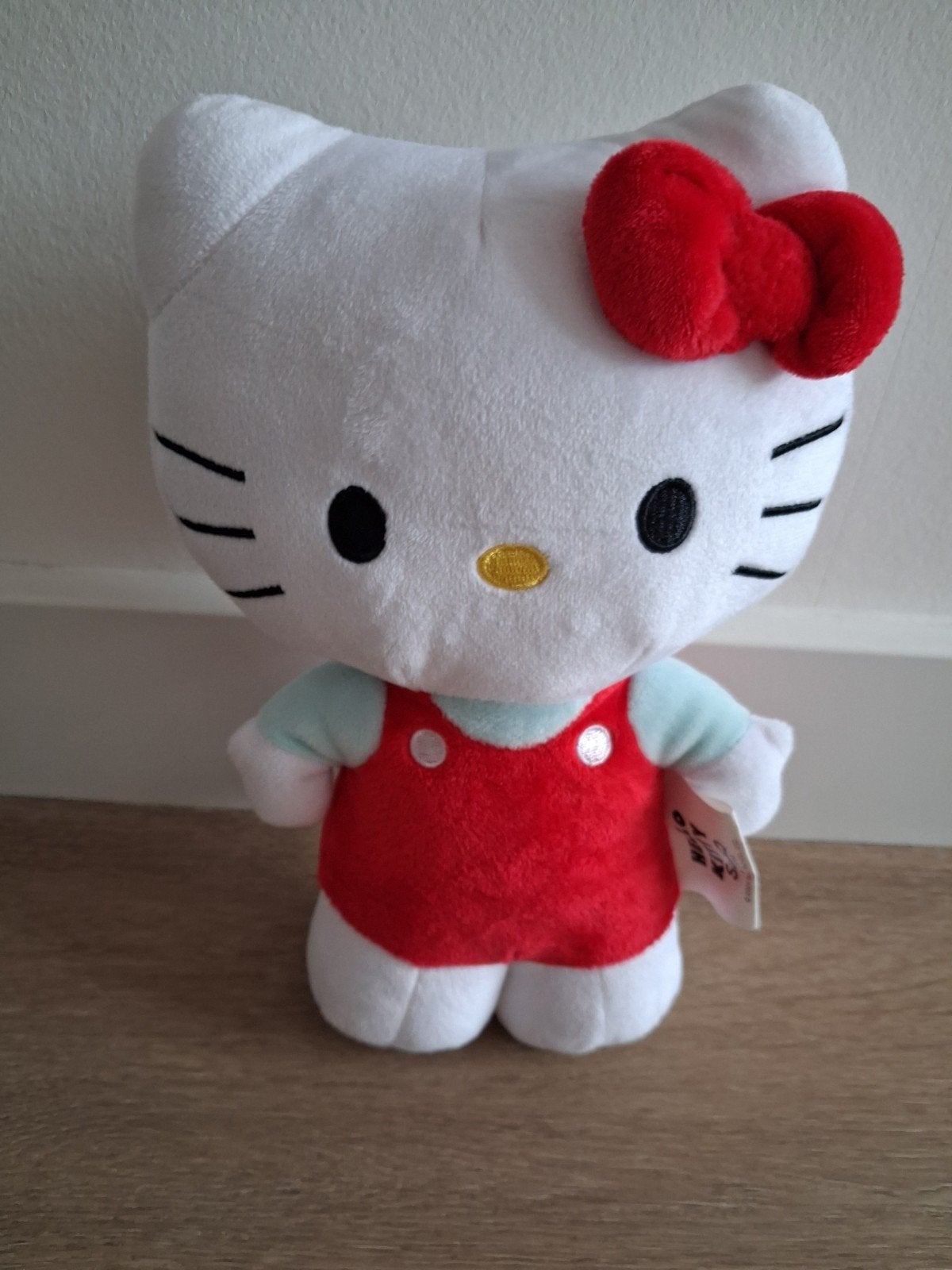 Knuffel Hello Kitty rood strik poes 24 cm L1725, Ophalen of Verzenden, Zo goed als nieuw