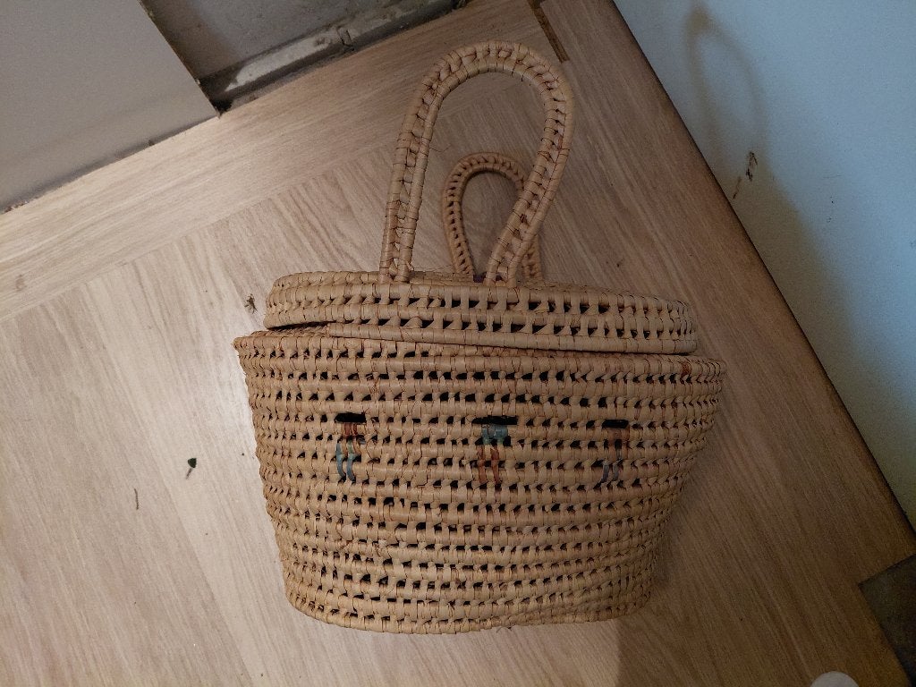 grote mand met deksel en handvaten, gevlochten, goede staat., Gebruikt, Mand, Verzenden, Riet