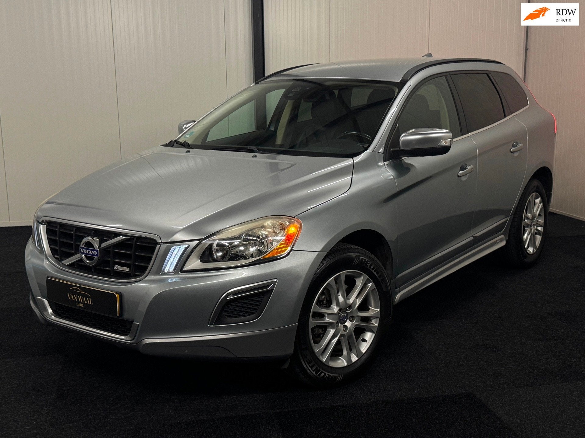 Volvo XC60 2.4D AWD R-Design 225PK AUTOMAAT/LEDER/CLIMA/CRUI, Auto's, Automaat, Euro 5, Gebruikt, Zwart