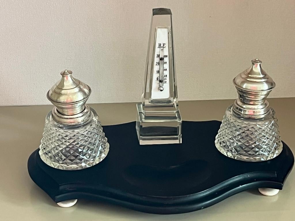 INKTSTEL KRISTAL/ ZILVER OP PLATEAU MET OBELISK/THERMOMETER, Verzenden, Zilver