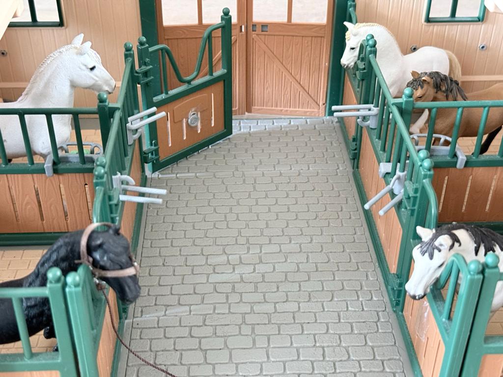 Schleich manege met 7 paarden, wasplaats en 2 paddocks, Kinderen en Baby's, Speelgoed | Overig, Ophalen of Verzenden, Gebruikt