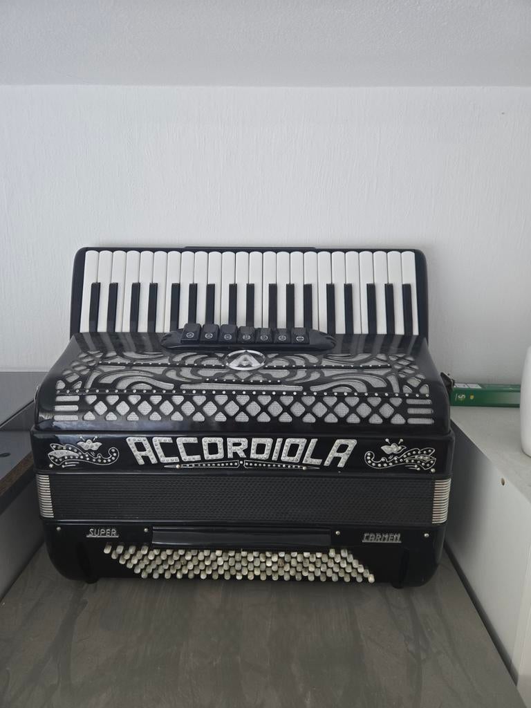 Accordiola super carmen 120 bas met koffer, Muziek en Instrumenten, Ophalen, 120-bas, Accordiola, Met koffer