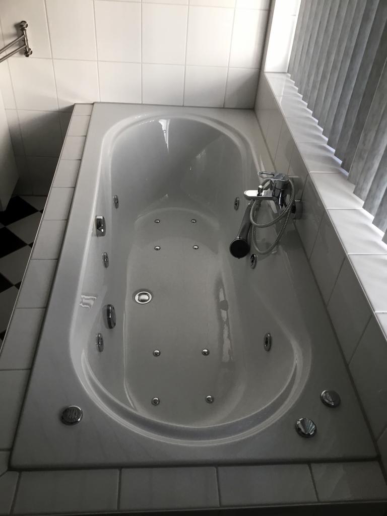 Bubbelbad (Whirlpool) 180 x 80 cm met toebehoren, Ophalen, Zo goed als nieuw
