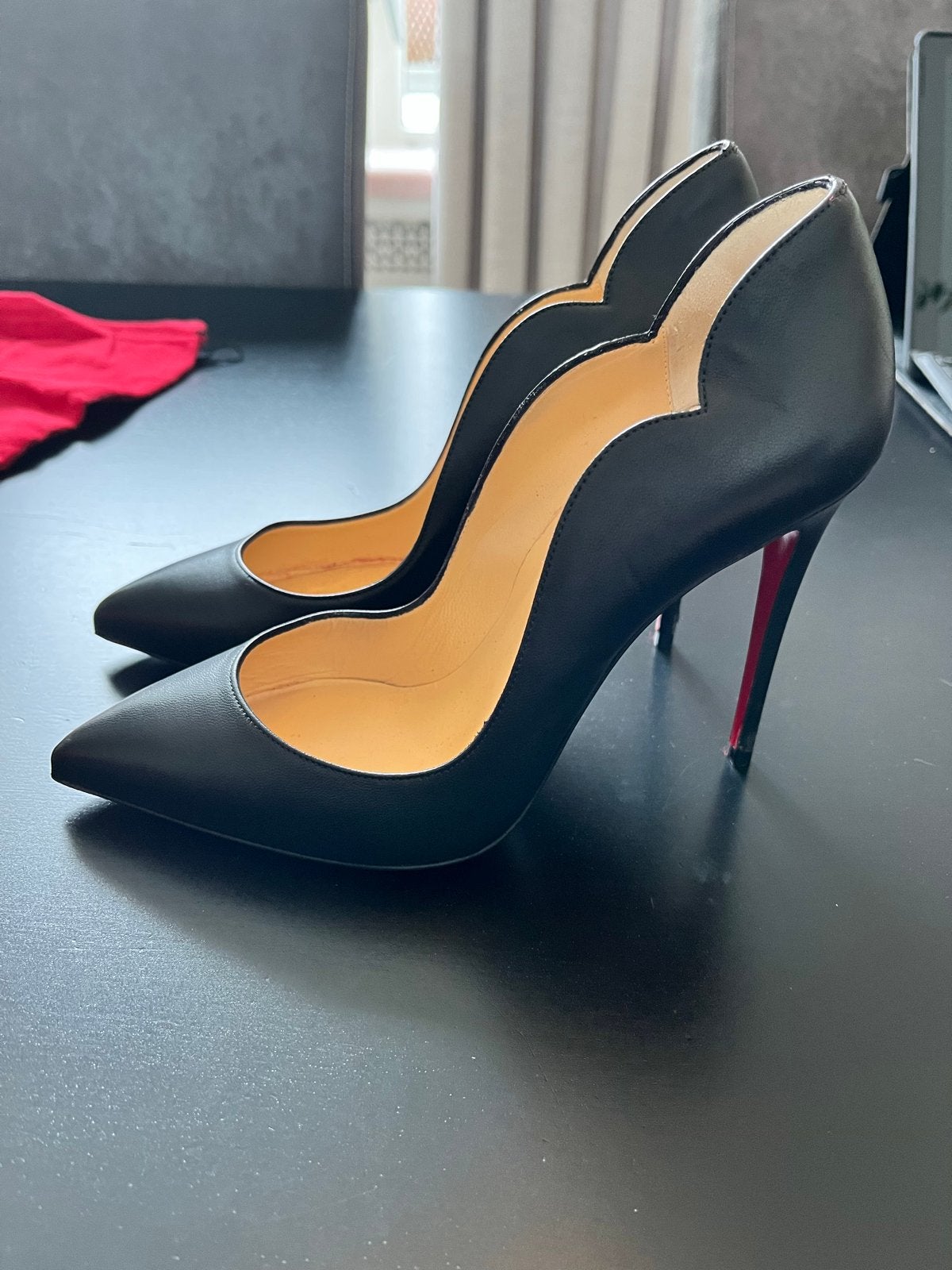 Christian Louboutin Hot Chick Pumps zwart leer maat 36,5, Ophalen of Verzenden, Zo goed als nieuw, Zwart, Pumps