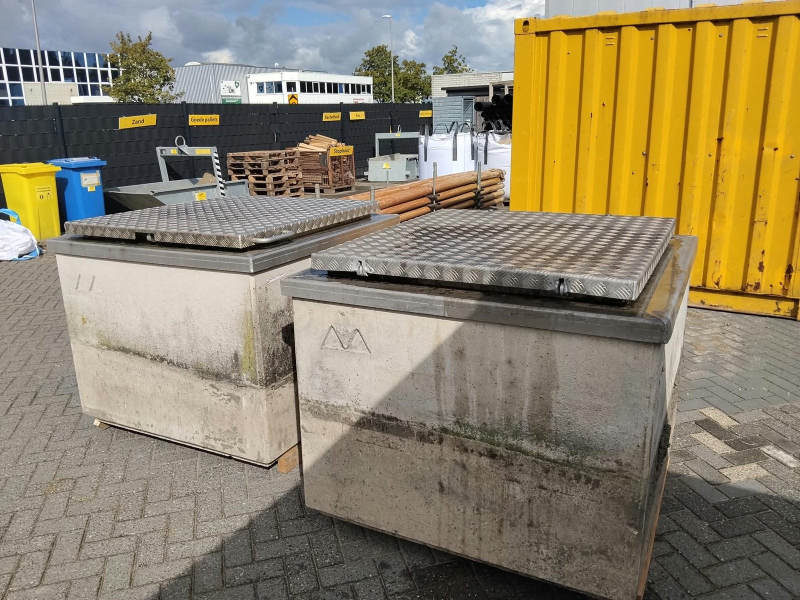 Betonnen put (schacht) met aluminium deksel, Ophalen, Gebruikt