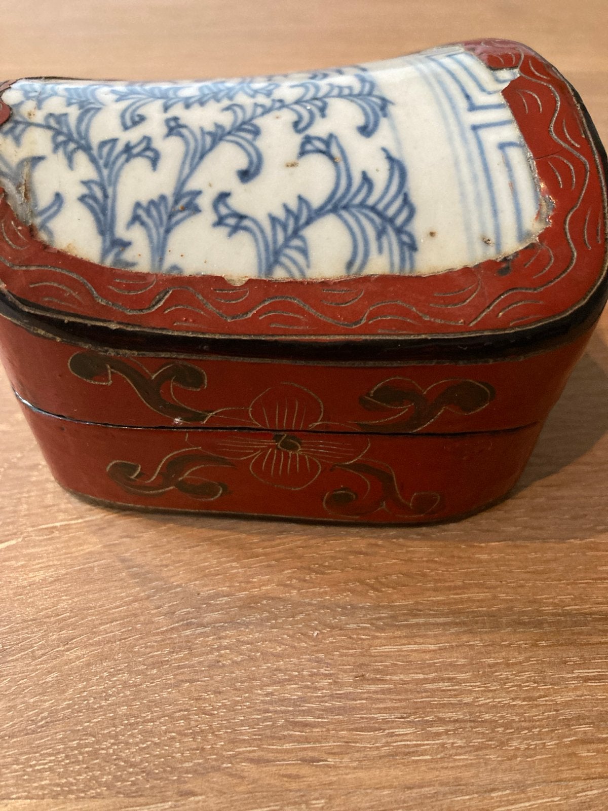 Antieke Chinese Lakdoos met Blauw-Wit Porselein Inleg, Antiek en Kunst, Ophalen of Verzenden