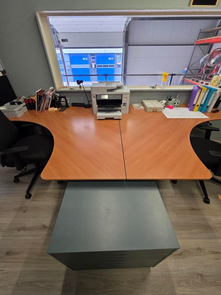 Ruime bureau opstelling voor kantoor of thuiswerkplek, Ophalen