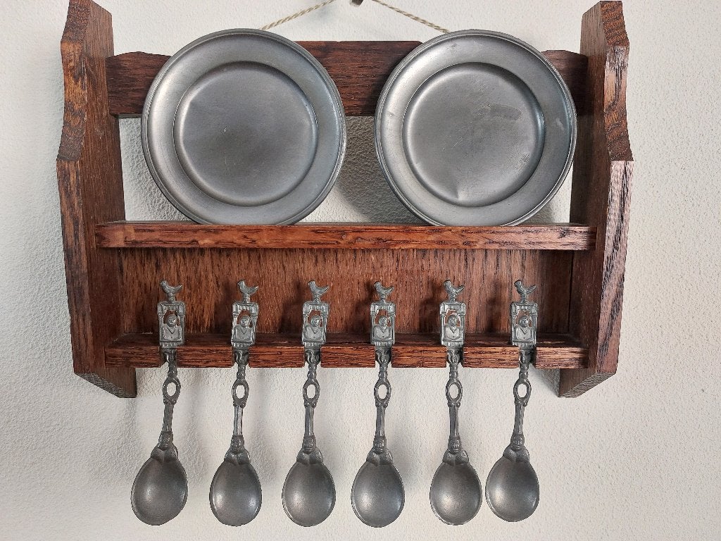 Tinnen borden en lepels op houten rekje, Antiek en Kunst, Ophalen of Verzenden