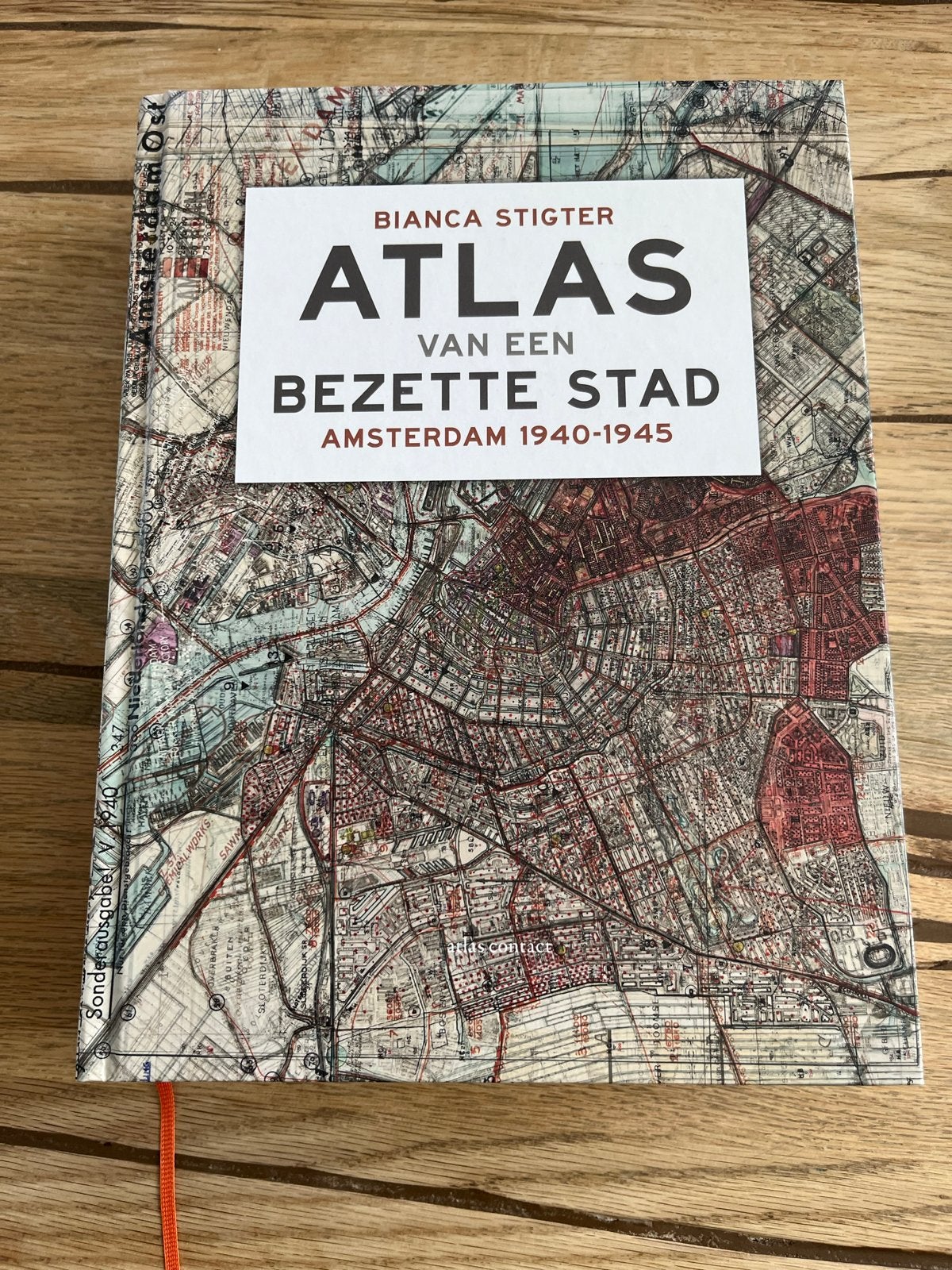 Atlas van een Bezette Stad - Amsterdam 1940-1945, Ophalen of Verzenden, 20e eeuw of later, Zo goed als nieuw
